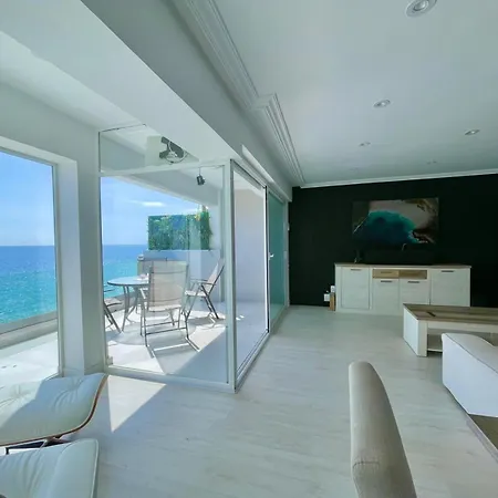 شقة Emalco Seafront Modern بينايدورم