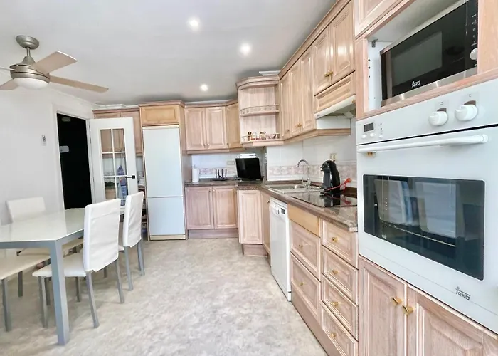 شقة Emalco Seafront Modern بينايدورم